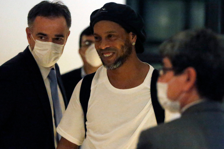 Der ehemalige brasilianische Fußballer Ronaldinho kommt in einem Hotel an.