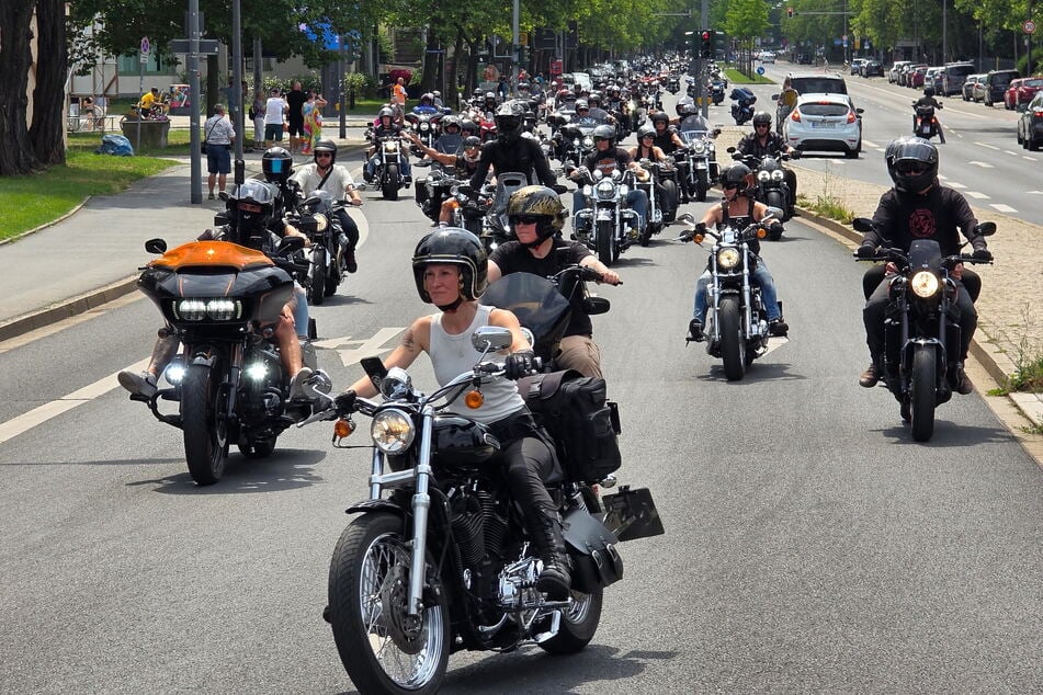 Bei den Harley Days knatterten die Bikes am Sonntag über die Waldschlößchenbrücke.