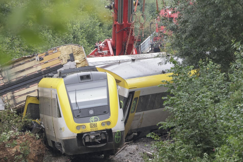 Die Räumungsarbeiten an der Unfallstelle laufen auch einige Tage nach dem Unglück auf Hochtouren.