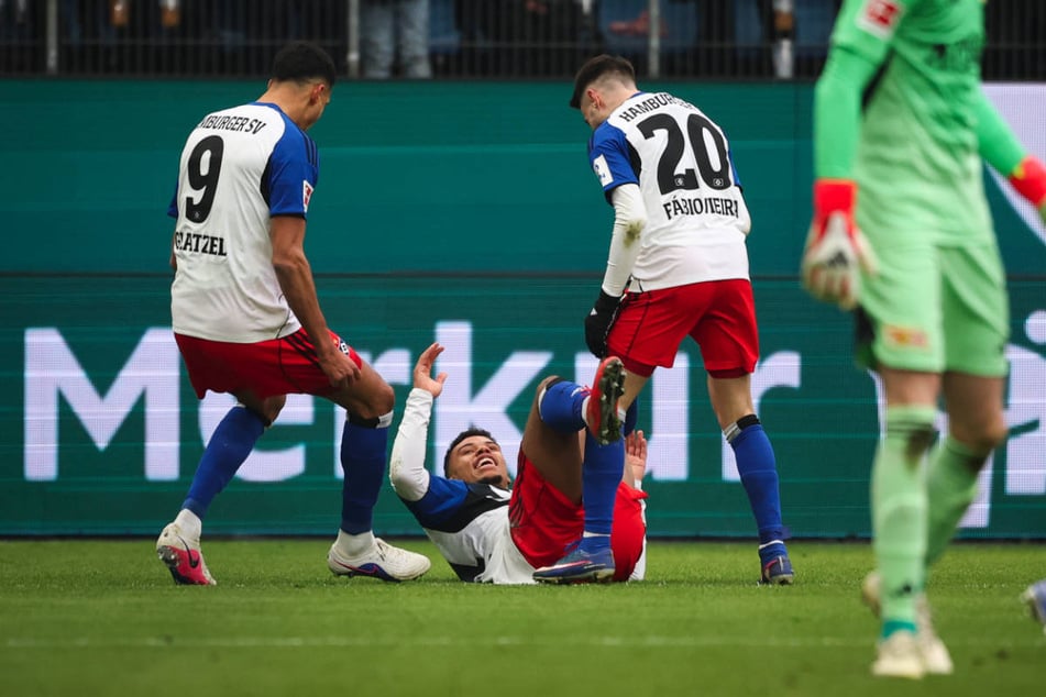 Ransford Königsdörffer (M.) feiert seinen Doppelpack ausgelassen mit seinen Mitspielern.