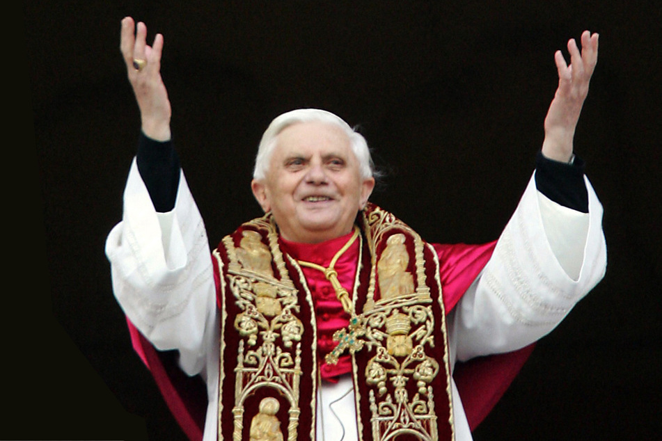 2005 wurde Joseph Kardinal Ratzinger durch das Konklave zum Papst gewählt. Er nahm den Namen Benedikt XVI. an. 2013 trat er von allen Ämtern zurück, lebte fortan als emeritierter Papst. Am 31. Dezember starb Benedikt hochbetagt im Alter von 95 Jahren.