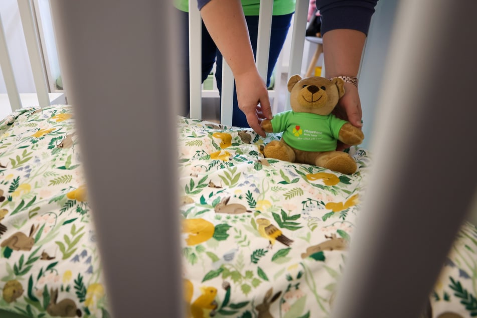 In Chemnitz wird ein Bett für ein ukrainisches Kind vorbereitet.