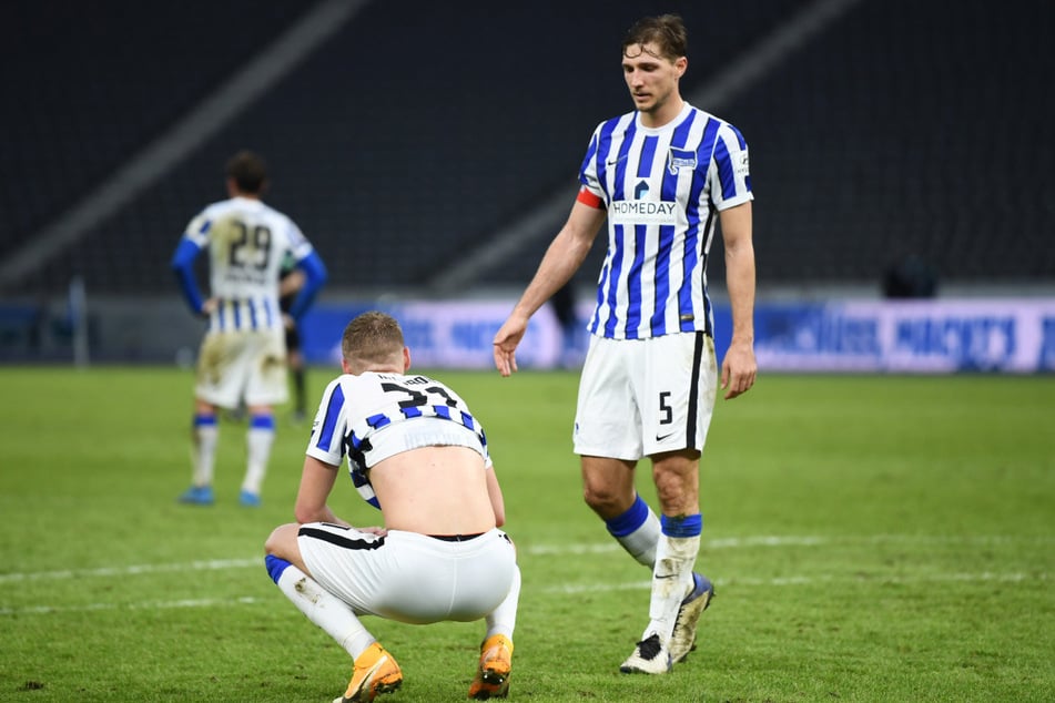 Niklas Stark (r.) tröstet nach der Niederlage gegen RB Leipzig Marton Dardai. Der Rasen war zuletzt in keinem guten Zustand.