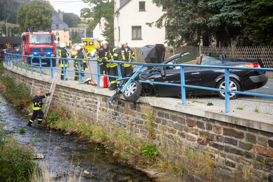 Glück im Unglück: Das Auto blieb stehen, bevor es in den Bach gestürzt wäre.
