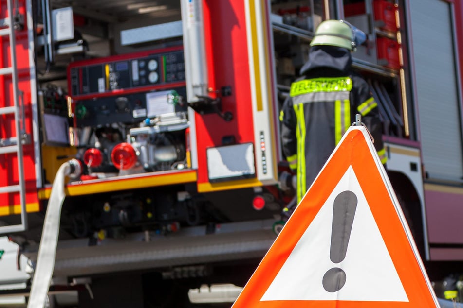 Den Feuerwehrleuten gelang es, eine Ausbreitung des Feuers zu verhindern. (Symbolfoto)