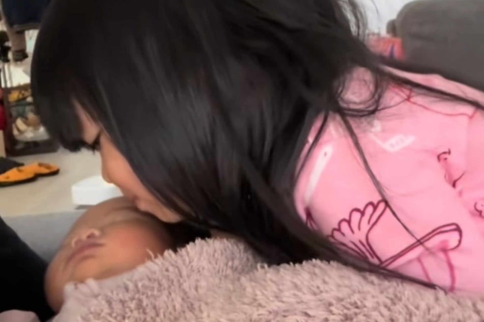 Küsschen: Stella (3) liebt ihre Baby-Schwester Sophia über alles.