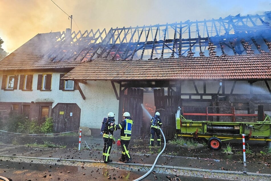Die Scheune brannte vollständig aus. Das angrenzende Haus war unbewohnt.