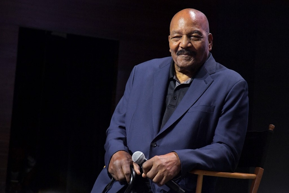 Following Jim Brown's death, the sports world honored the football icon with tributes and words on Brown's impact on and off the football field.