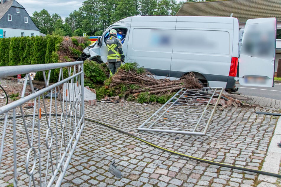 Der Transporter krachte in eine Grundstückseinfahrt. Am Fahrzeug entstand Totalschaden.