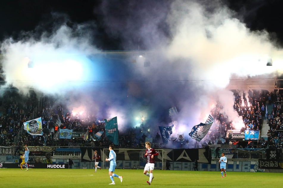 CFC-Fans zündeten massenhaft Pyrotechnik.