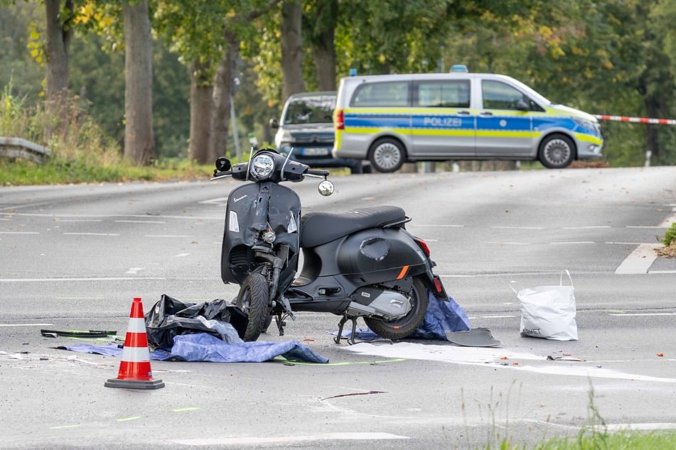 Tödlicher Unfall in Hürth: Rollerfahrer kracht in Polizeiauto und stirbt