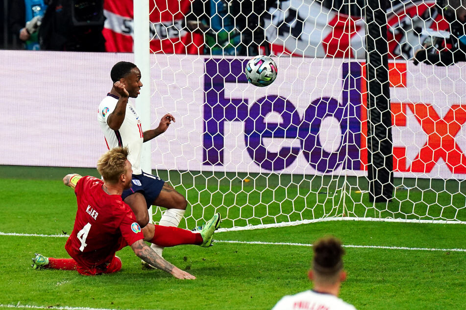 Eigentor! Dänemarks Abwehrchef Simon Kjaer (l.) will vor Raheem Sterling klären, grätscht den Ball jedoch zum 1:1 für England ins Netz.