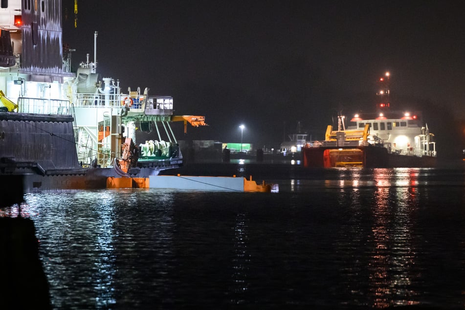 Das Mehrzweckschiff Neuwerk (l.) fährt mit ausgefahrenem Reinigungsapparat über den Nord-Ostsee-Kanal um das Öl aufzunehmen.
