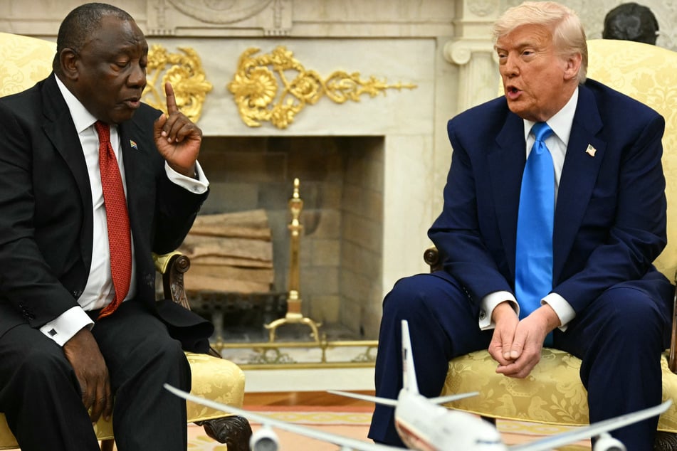 South African President Cyril Ramaphosa (l.) meets with Donald Trump in the Oval Office of the White House on May 21, 2025.