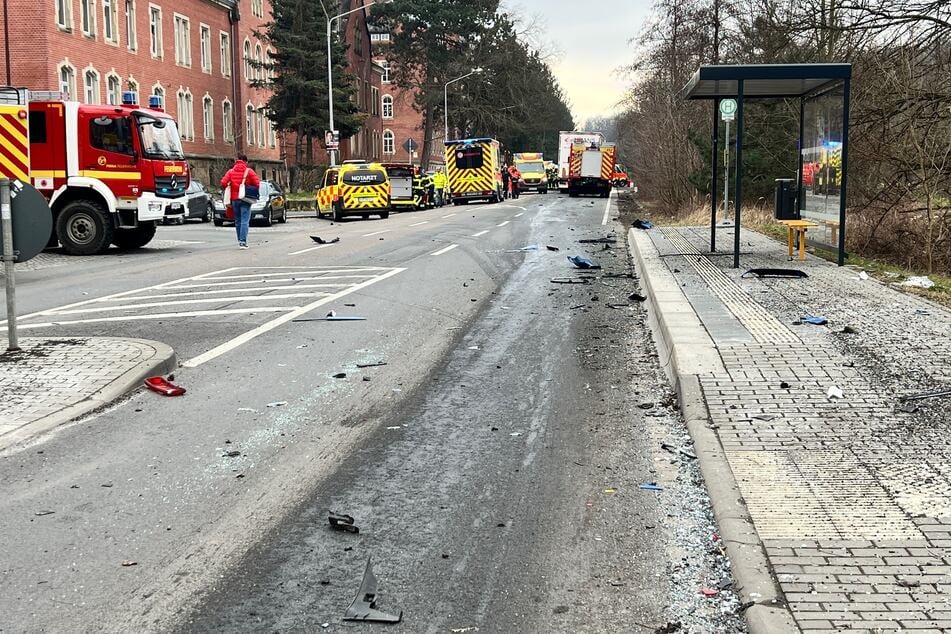 Trümmerteile liegen auf der Straße.