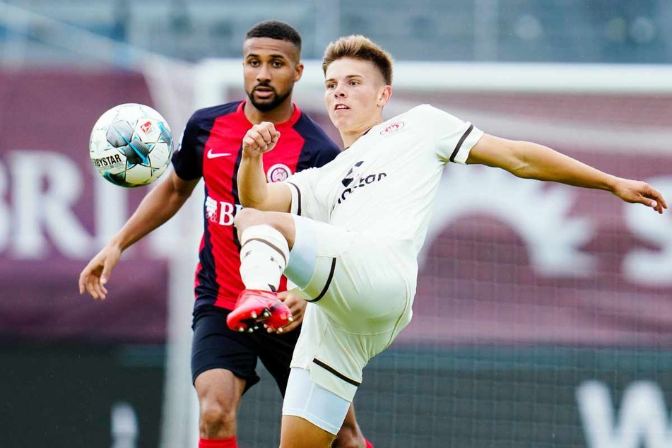 Finn Ole Becker (rechts) im Zweikampf mit seinem damaligen Gegen- und heutigen Mitspieler Daniel Kofi Kyereh.