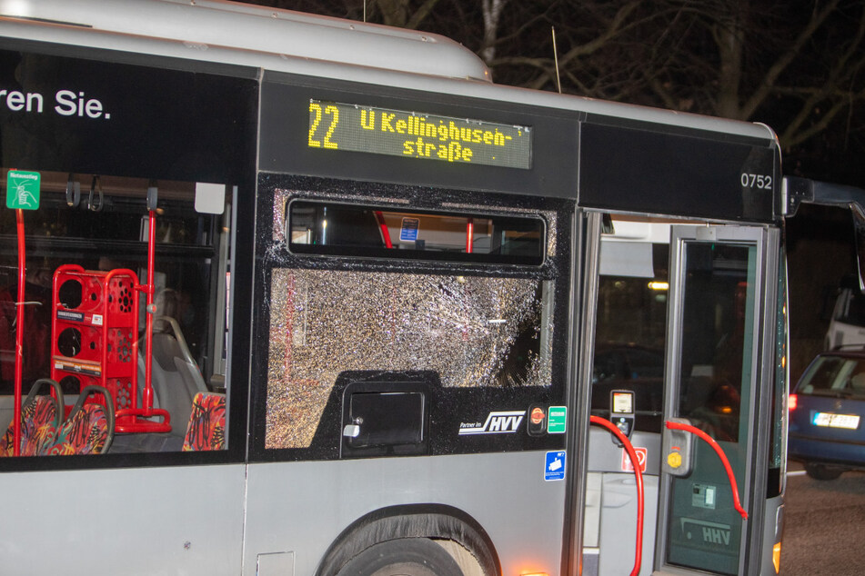 Die Scheibe des Busses ist zersplittert. War es ein Schuss?