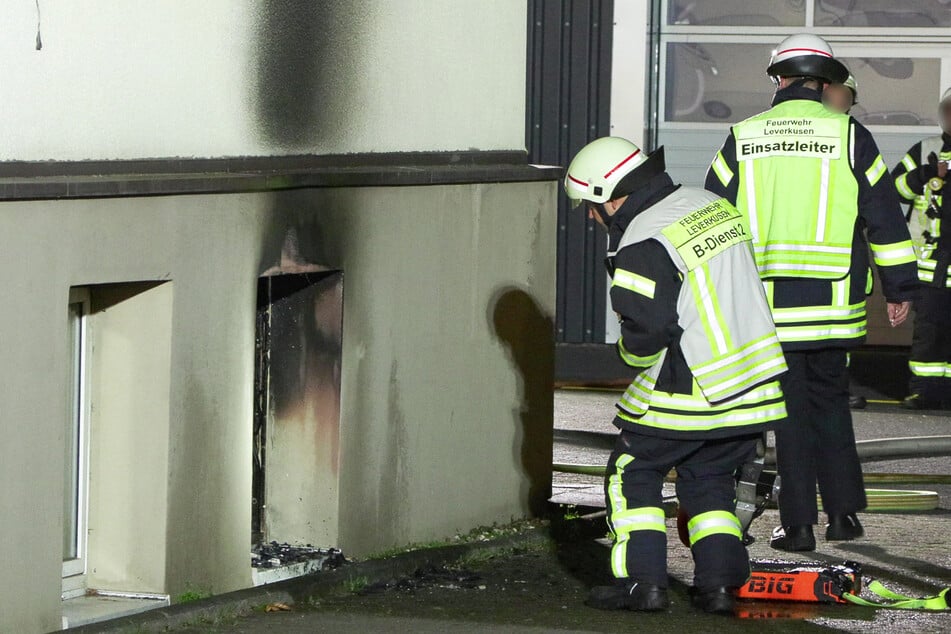 Das Feuer war in der Nacht zu Donnerstag in einer Kellerwohnung des Mehrfamilienhauses ausgebrochen.