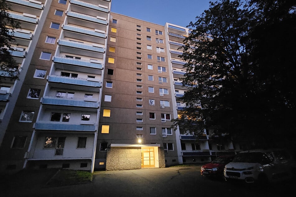 In diesem Chemnitzer Plattenbau auf der Albert-Köhler-Straße wurde in der Nacht zu Donnerstag Müll im Treppenhaus angezündet.