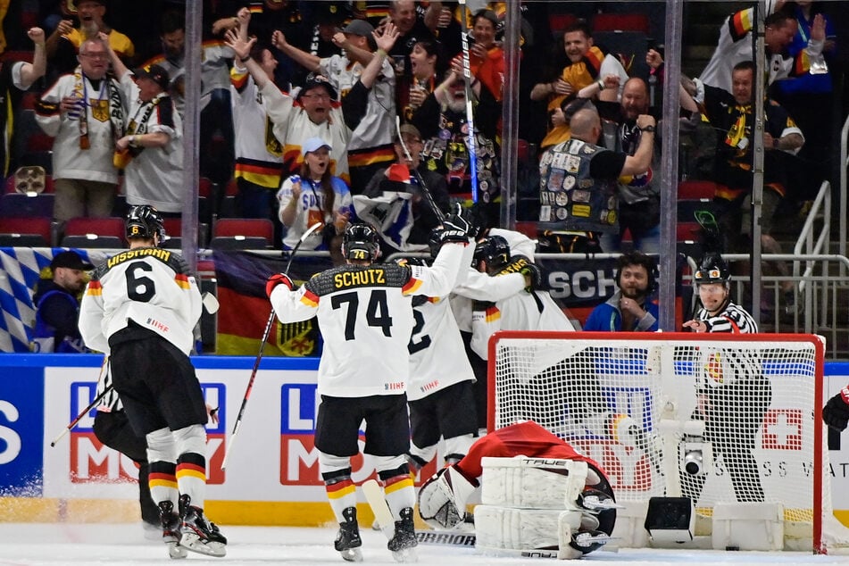 Die deutschen Eishockey-Nationalspieler bejubeln den Einzug ins WM-Halbfinale und die direkte Olympia-Qualifikation. Nun wartet erneut die USA.