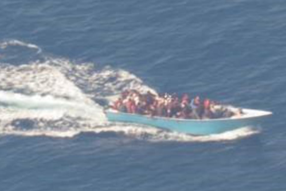 Immer wieder beobachten europäische Grenzschützer Migrantenboote wie dieses. Alleine am Dienstag wurden zwölf festgestellt. Nun ist eines gesunken.
