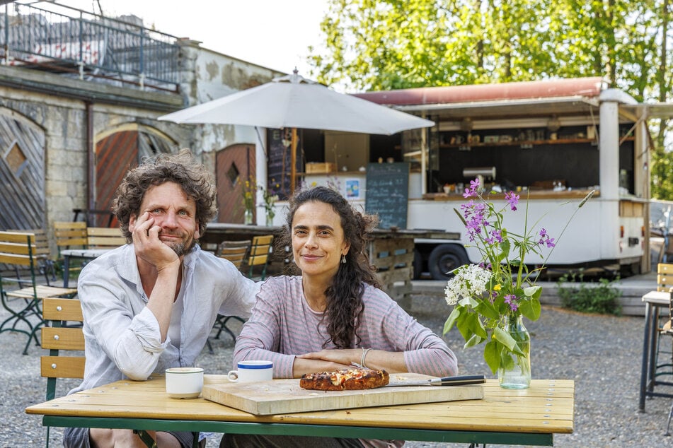 Torsten Haubold (48) und Helena Fernandino (45) inmitten ihrer BauWirtschaft.