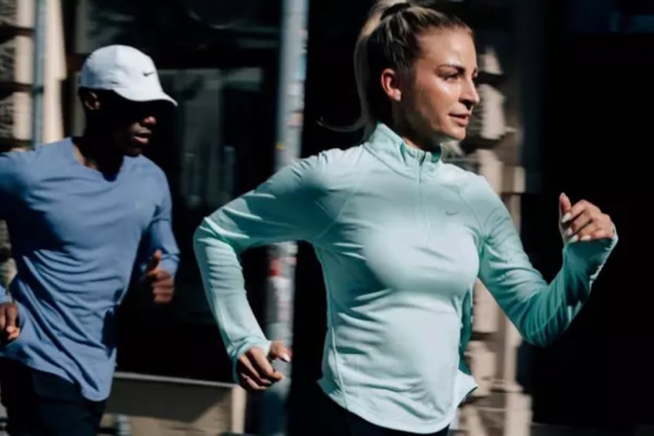 Bei INTERSPORT gibt's gerade hohe Rabatte auf Laufausrüstung