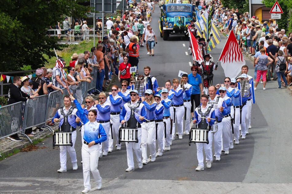 Spielmannszüge und Blaskapellen geben dem Bierzug dabei den richtigen Marschrhythmus vor.