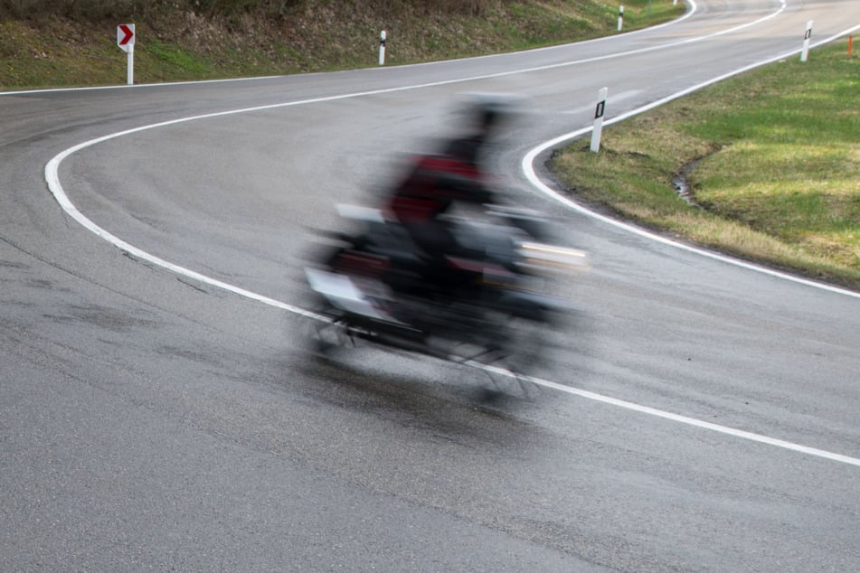 Offenbar hat der Motorradfahrer die Kontrolle über seine Maschine verloren, als er über eine Bordsteinkante gefahren ist. (Symbolbild)