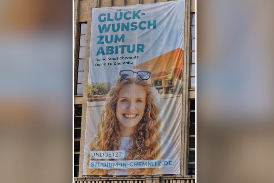 Chemnitz macht sich schön für den Studienstart: Ein Riesenplakat wirbt mit Lächeln und Botschaft.