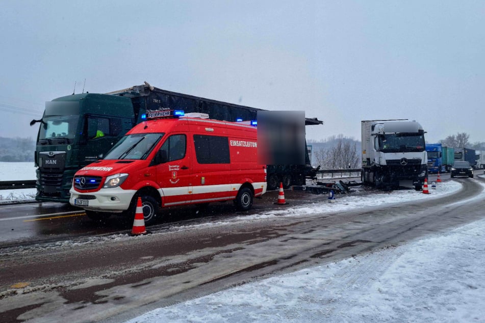 Die Polizei konnte den Verkehr schließlich auf einer Baustellenspur an der Unfallstelle vorbeileiten. Weil sich einer der Laster jedoch quergestellt hatte, war der Weg zunächst versperrt gewesen.