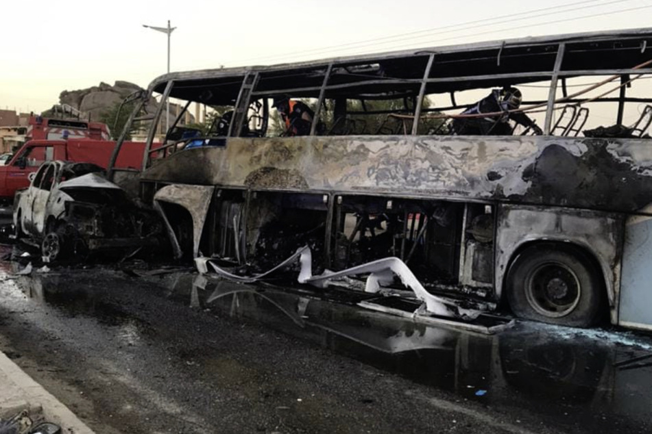 Fahrzeug kollidiert mit Bus: Mindestens 34 Tote bei schwerem Unfall