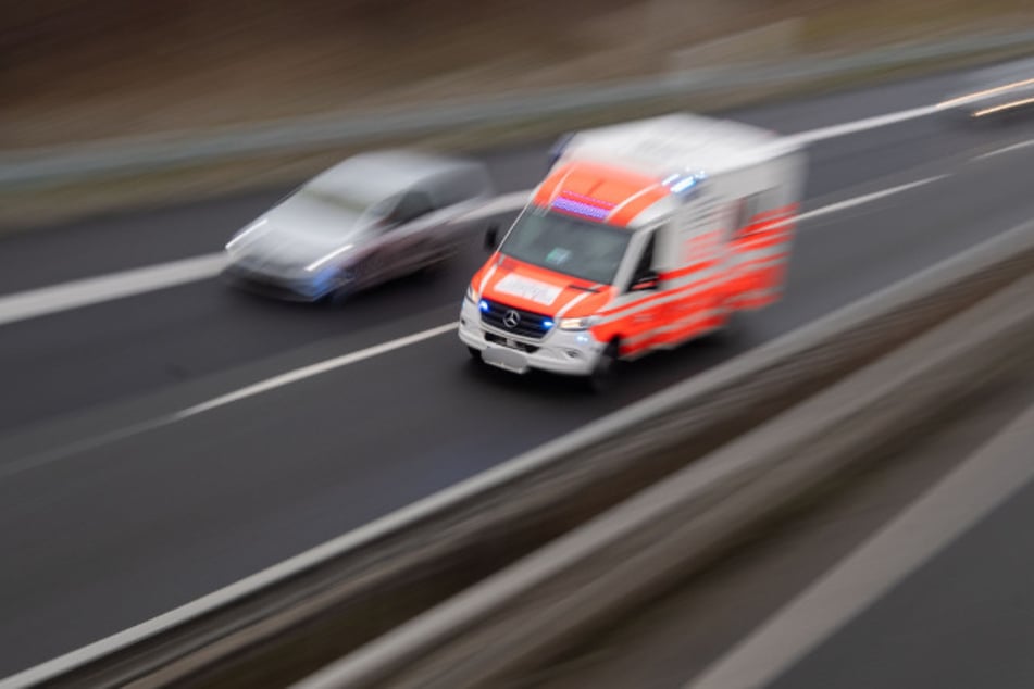 Neben einem Todesopfer (†45) wurden durch den Unfall noch sechs Personen verletzt. (Symbolfoto)