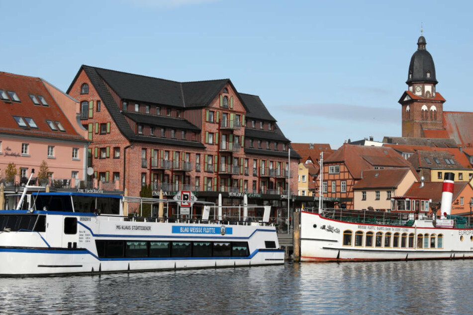 Der Hafen von Waren an der Müritz. Eine Schülergruppe und zwei Betreuer des Schlossgymnasiums mit Internat bei Waren an der Müritz befinden sich derzeit während eines Schüleraustauschs in Großbritannien in Quarantäne. (Symbolfoto)