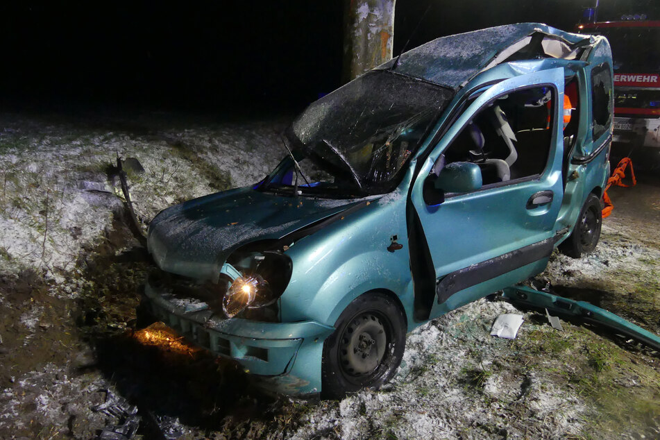 Der Renault wurde bei dem Unfall in Hückeswagen massiv beschädigt.