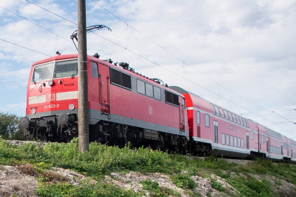 Ein Regionalzug hat den Radfahrer am Sonntag nahe Barth an einem Bahnübergang erfasst. (Symbolfoto)