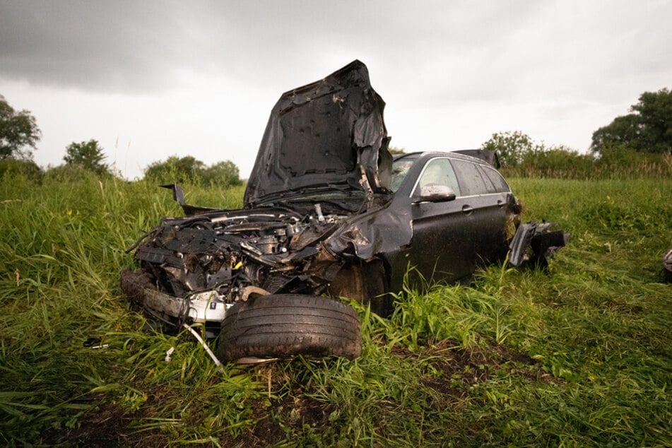 Unfall A92: Geplatzter Reifen lässt BMW mehrmals überschlagen