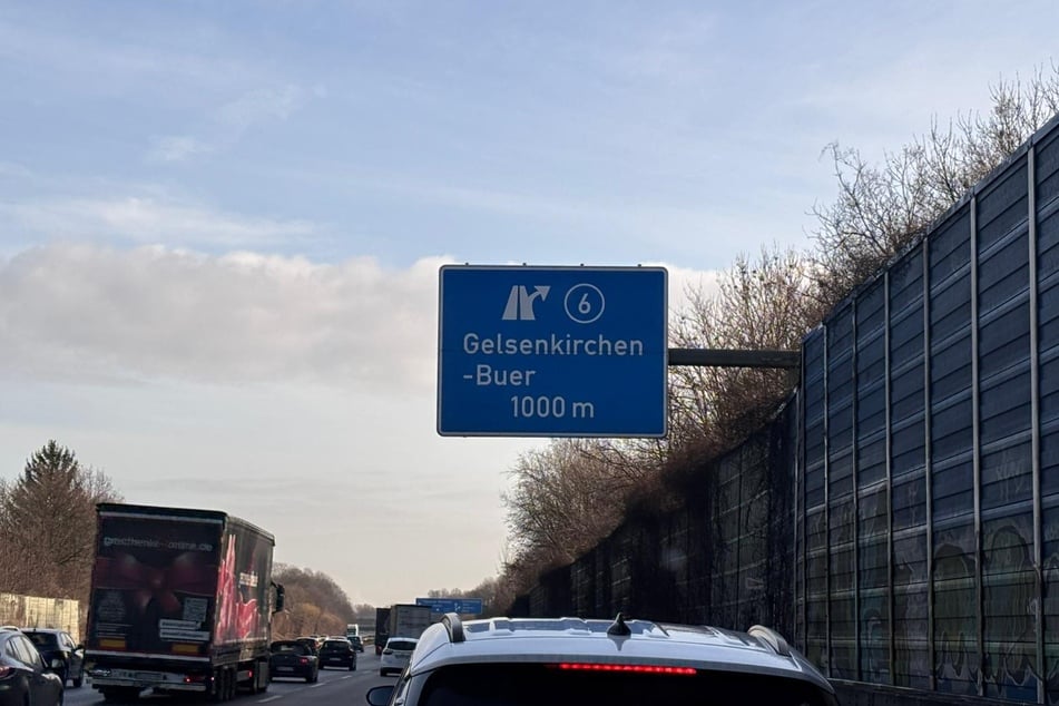 An den Abfahrten rund um die Veltins-Arena staut es sich massiv.