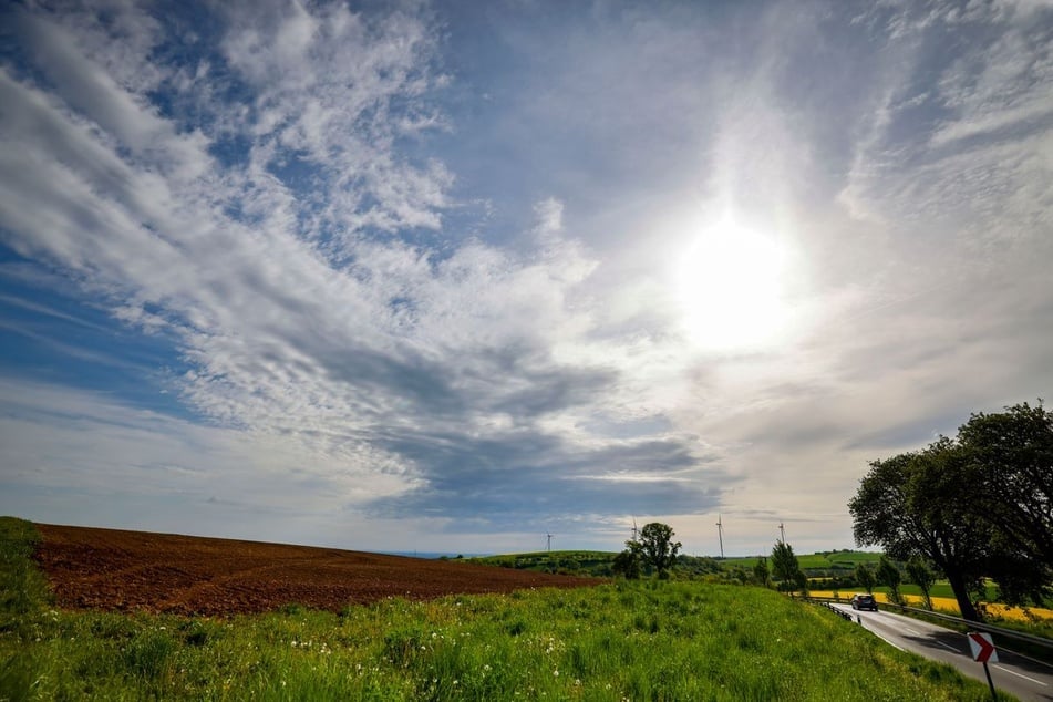 Nach einem freundlichen Donnerstag steigen die Temperaturen in Nordrhein-Westfalen bis zum Wochenende deutlich an. (Symbolbild)