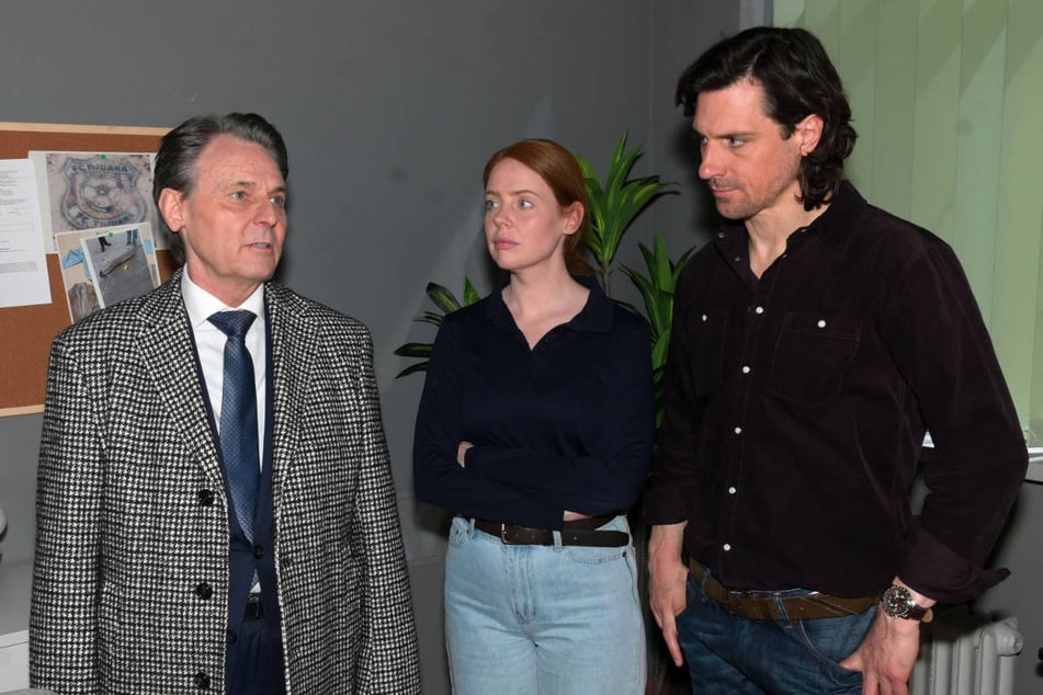 Joachim (l.) macht Toni und Schmitti auf eine interessante Tatsache aufmerksam.