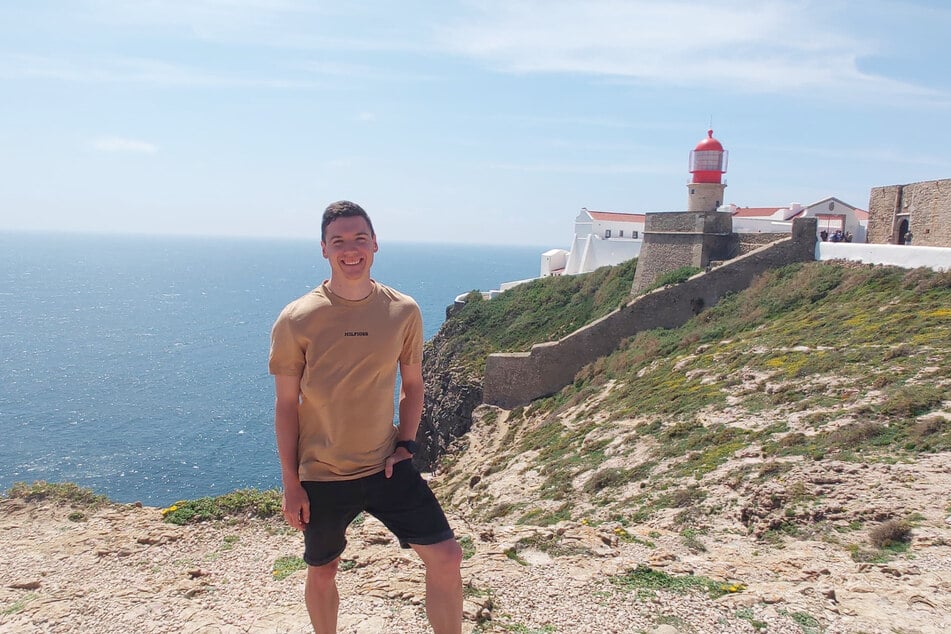Es gehört einfach dazu: Beim Portugal-Trip war Justus Strelow natürlich am letzten Leuchtturm vor Amerika.