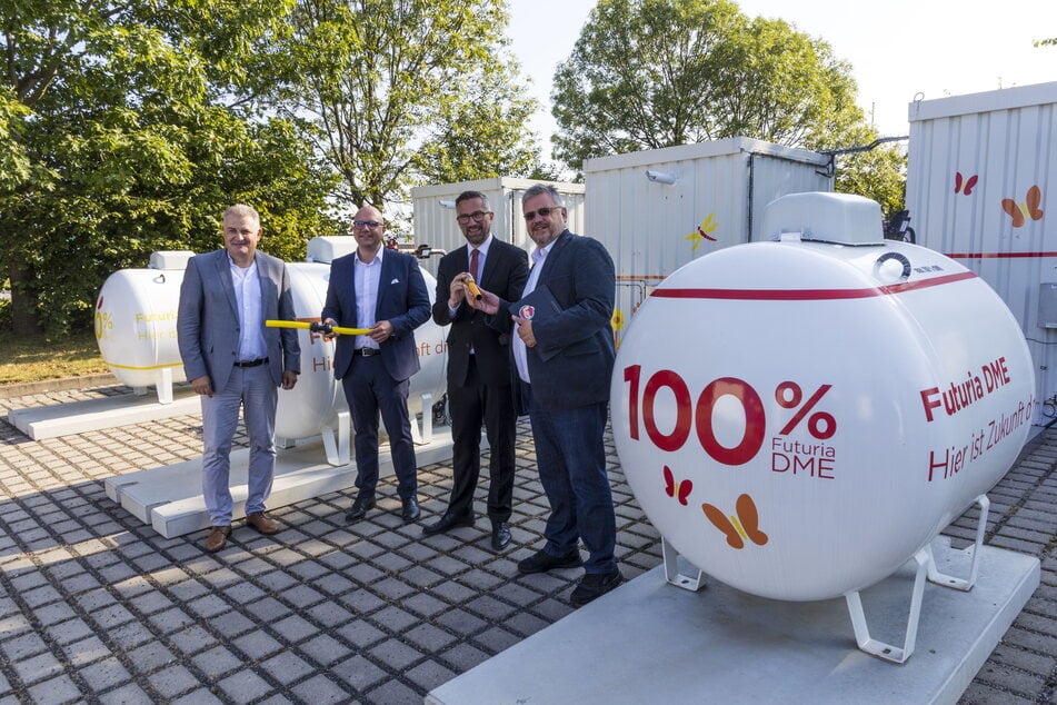 Thomas Maus (57) und Stefan Schmidt (37) von Primagas, Wirtschaftsminister Martin Dulig (50, SPD) und der Wasserstoffbeauftragte der SPD-Bundestagsfraktion Andreas Rimkus (61, v.l.) beim Besuch in Kesselsdorf.