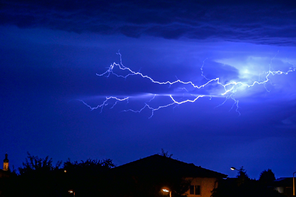 Jeder Blitz erzeugt eine elektromagnetische Welle, die über mehrere Hundert Kilometer hinweg gemessen werden kann.