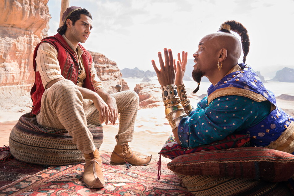 Aladdin (Mena Massoud, 31 l.) spricht mit Dschinni (Will Smith, 54) über seine Wünsche.
