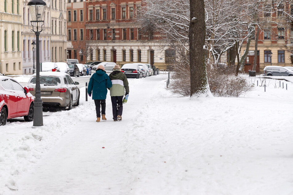 Verschneite Wege sind Sturzfallen. Am Wochenende kommt starker Frost dazu - und anschließend Regen.