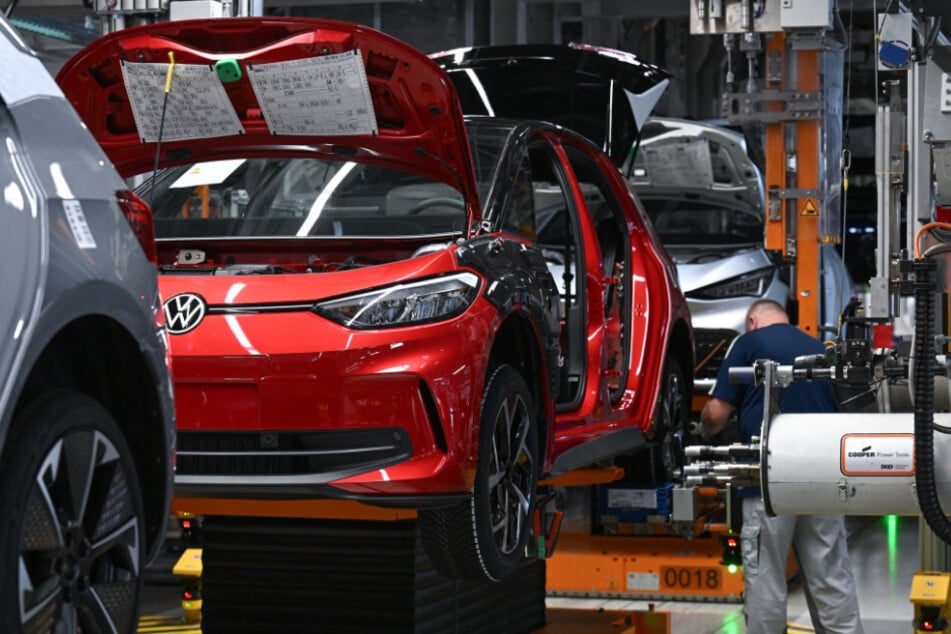 Mit dem Jahreswechsel verdienen VW-Mitarbeiter in Sachsen (im Foto das Werk in Zwickau) zu denselben Tarifbedingungen wie ihre Kollegen im Westen.