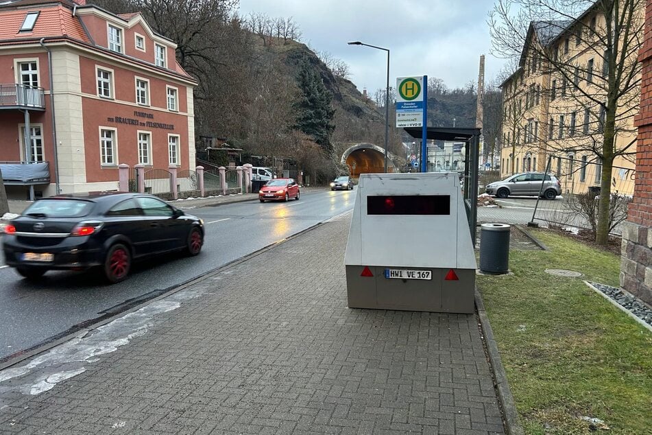 Der Superblitzer mit dem Kennzeichen "HWI VE 167" steht nun in Höhe der Felsenkeller-Brauerei.