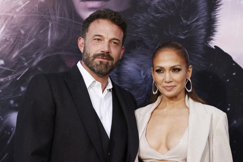 Jennifer Lopez (r.) and Ben Affleck were seen having a sweet moment in public amid rumors about their marriage.