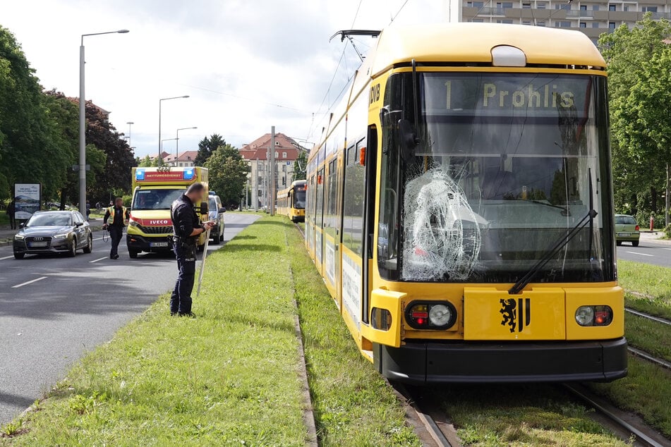 Unfall in Dresden: Straßenbahn erfasst 38-Jährigen an Haltestelle Hygienemuseum