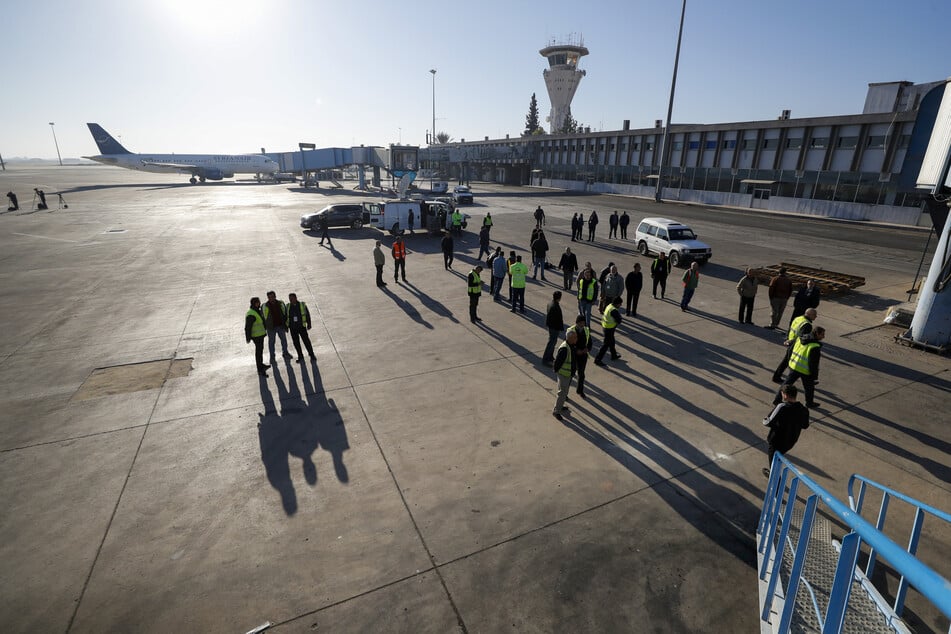 Bodenpersonal bereitet ein Flugzeug der Syrian Air vor dem Start vor, als der Flughafen in Damaskus, Syrien, wieder für Inlandsflüge geöffnet wird.